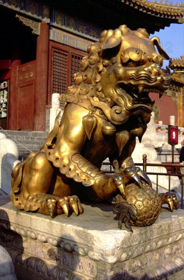 La Cité Interdite, lion de bronze devant la porte Qianqing