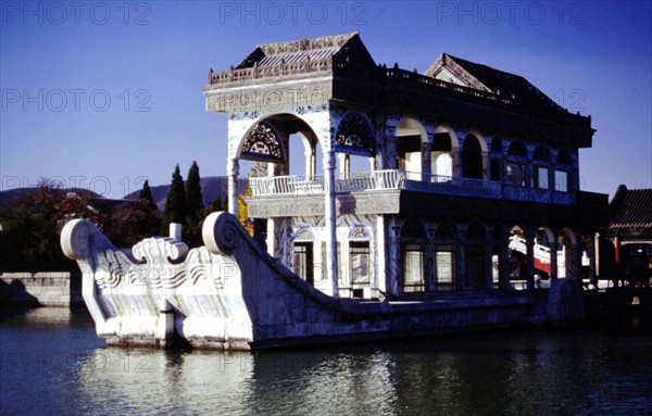 Le Palais d'Eté, Bateau de marbre