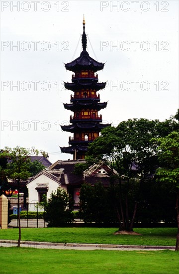 Longhua Temple, pagoda