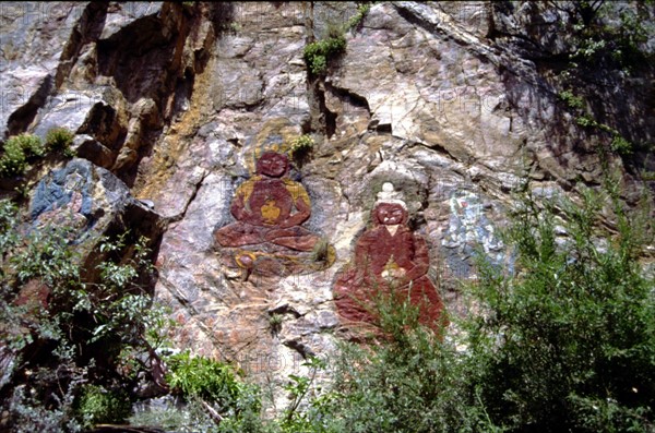 Bouddha sculpté et peint sur la roche