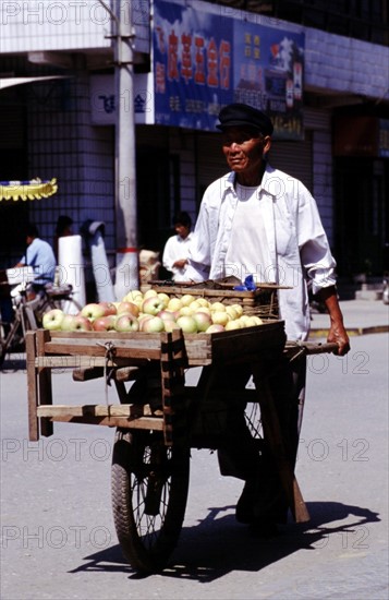 Un homme poussant une brouette