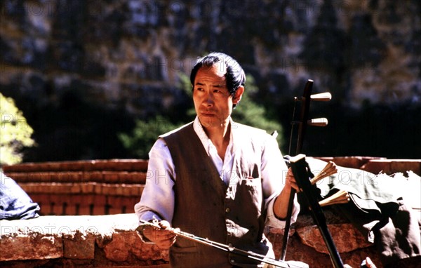 Un homme jouant d'un instrument folklorique traditionnel