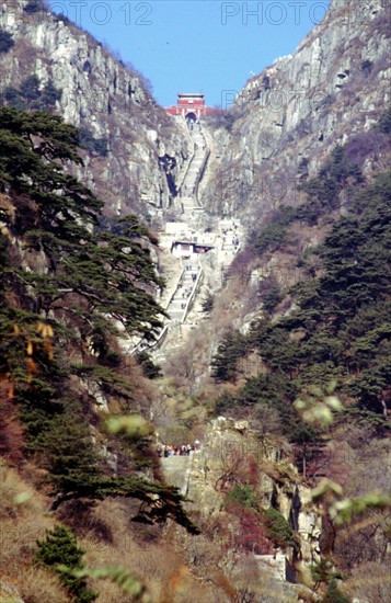 Mount Taishan, 18 windings of the six-thousand stone steps, Nan Tian Men (Southern Heavenly Gate)