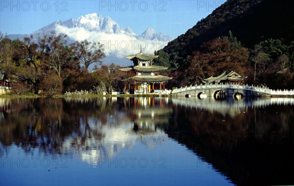 Bassin du Dragon Noir, Tour de la Lune, cimes enneigées du mont Yulong (mont du Dragon de Jade), pont à cinq arches