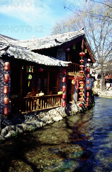 Maison au bord de l'eau dans la vieille ville de Lijiang