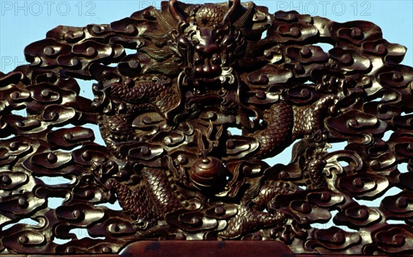 Motif décoratif sur une chaise, représentant des dragons