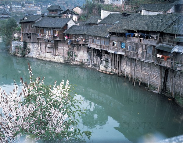 Maisons sur l'eau, ouest de la province du Hunan, Chine