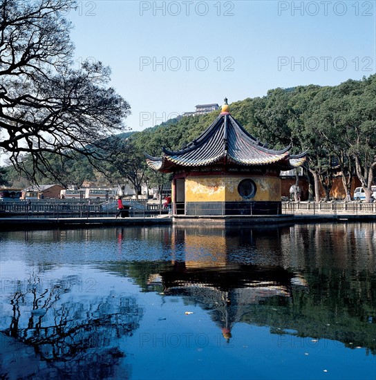 Petite pagode sur un lac, Chine