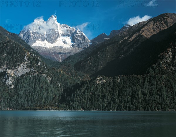 Lac au creux de montagnes, Chine
