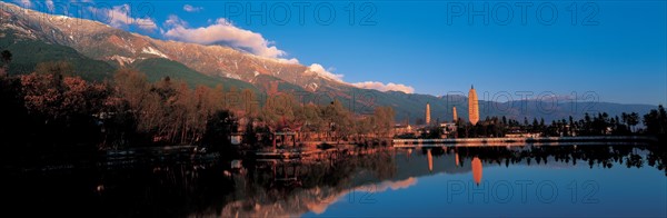 Ville au bord d'un lac, Chine