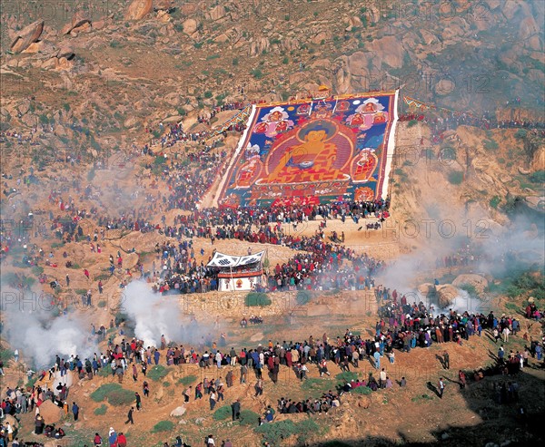 Le rouleau de Bouddha déroulé au soleil, monastère de Drepung, Chine