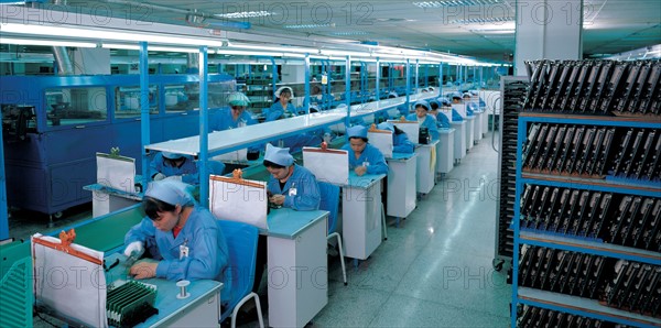 Femmes au travail, dans un atelier de couture, Chine