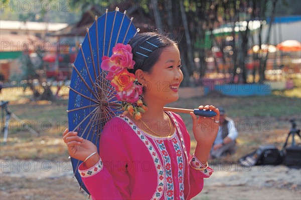 Chinoise portant le costume traditionnel, Dai, Chine