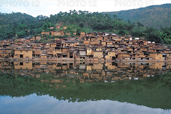 Village au bord de l'eau de l'ethnie Yi, Yunnan, Chine