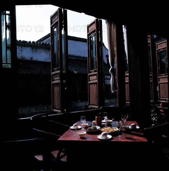 Intérieur d'une maison au bord de l'eau, Chine