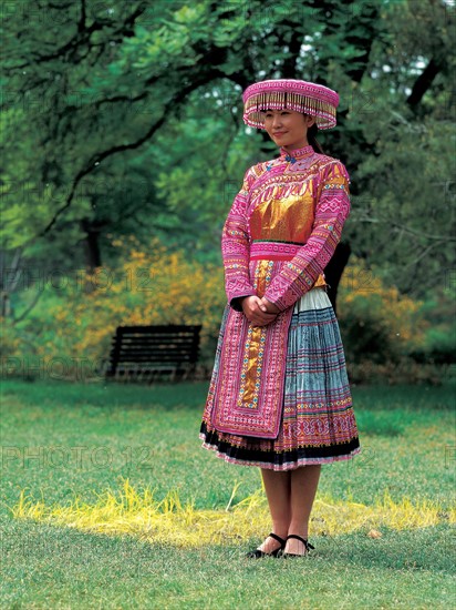 Jeune femme de l'ethnie miao, Chine