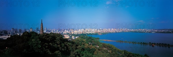 La pagode Baoshi en face du Lac de l'Ouest, Hangzhou, province du  Zhejiang, Chine