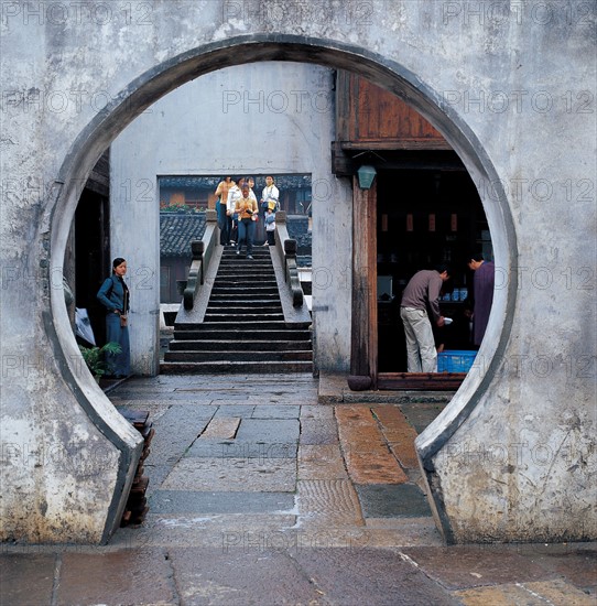 Ouverture arrondie sur cour, maison traditionnelle, Chine