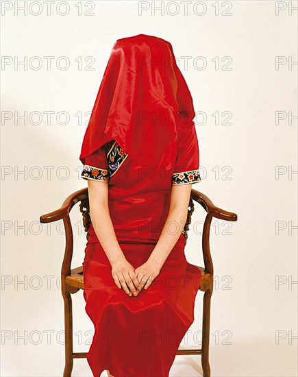 Jeune mariée portant le voile traditionnel, Chine