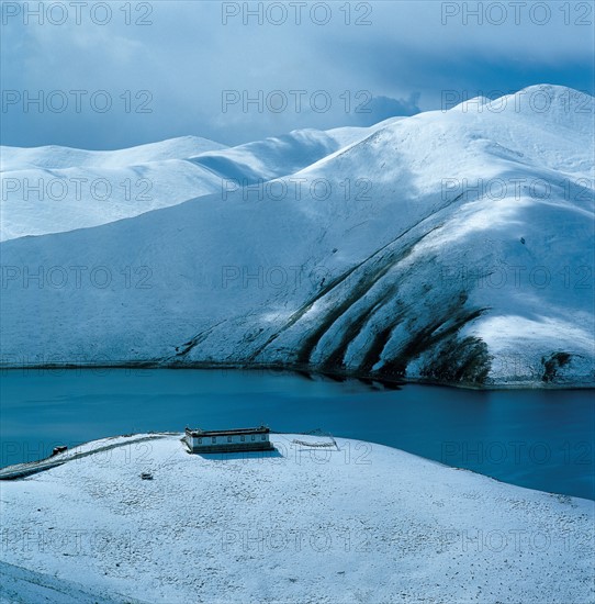 Yamzho Yumco in Tibet,China