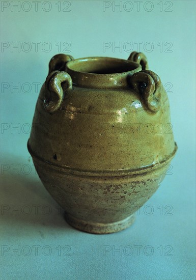 A blue and white glazed pot with four chains dated from Tang Dynasty,China