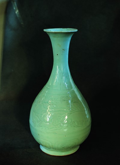 A celadon-glazed flask with dragon pattern dated from Yuan Dynasty,China