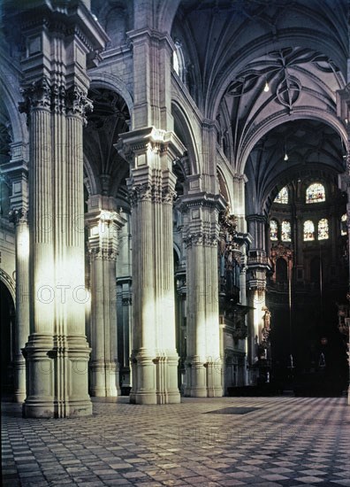 Vue de la nef principale de la cathédrale de Grenade