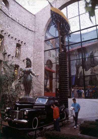 Dali, Montage cadillac et pluie ou char naval