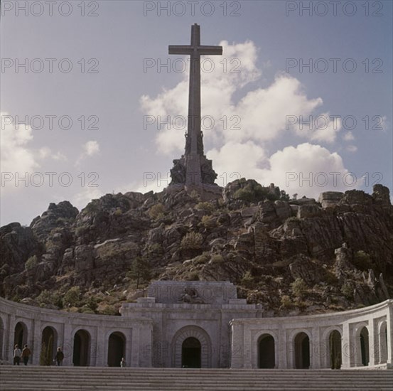 Vue sur l'entrée avec la croix de la Vallée de los Caidos