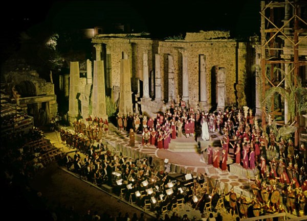 REPRESENTACION DE LA OPERA JULIO CESAR. FESTIVALES DE ESPAÑA 1966
MERIDA, TEATRO ROMANO
BADAJOZ