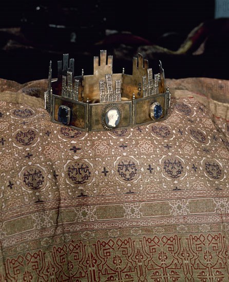 Crown of king Sancho IV on a fabric and bedspread of king Al^honse VIII