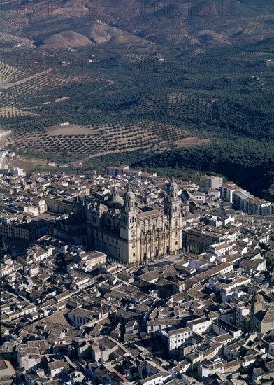 VISTA  AEREA DE LA CATEDRAL Y PARTE DE LA CIUDAD CON OLIVARES AL FONDO DESDE EL CASTILLO
JAEN, EXTERIOR
JAEN