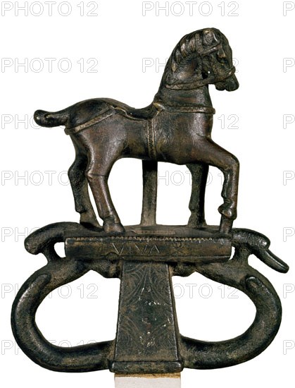 PASARRIENDAS VISIGODO DE BRONCE, FIGURA DE CABALLO-S V PEDESTAL CON CRISMON
MADRID, MUSEO ARQUEOLOGICO NACIONAL
MADRID
This image is not downloadable. Contact us for the high res.