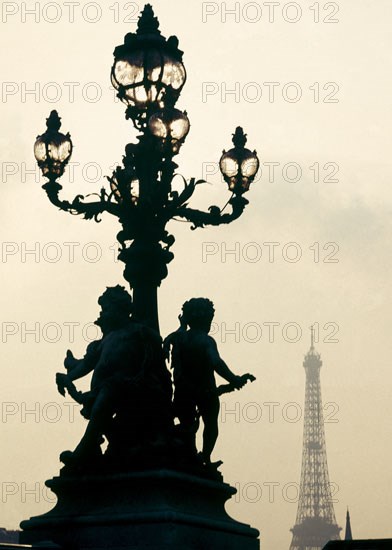 Réverbère du pont Alexandre III à Paris avec la Tour Eiffel en arrière-plan