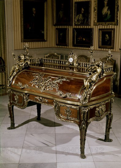 BUREAU A CILINDRE-MESA ESCRITORIO DE MARIA LECZINSKA MUJER DE LUIS XV HACIA 1740
Madrid, musée Lazaro Galdiano