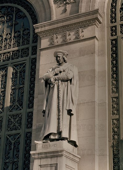 ESCULTURA DE LUIS VIVES EN LA PUERTA
MADRID, BIBLIOTECA NACIONAL
MADRID