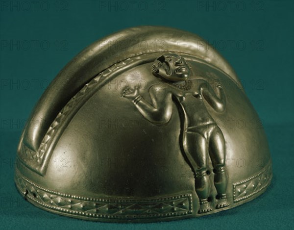 CASCO DE ORO DEL TESORO DE LOS QUIMBAYAS ADORNADO CON FIGURA FEMENINA-COLOMBIA-200-1000 DC
MADRID, MUSEO DE AMERICA
MADRID