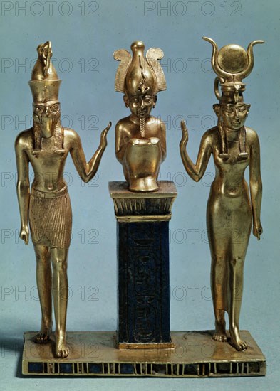 PENDENTIFS DE ORO Y LAPISLAZULI - HORUS, OSIRIS, ISIS - DE IZQ A DER
PARIS, MUSEO LOUVRE-INTERIOR
FRANCIA