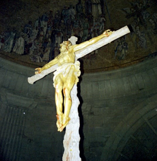 CRUCIFIJO DEBAJO DE LA CUPULA
CUELGAMUROS, VALLE DE LOS CAIDOS
MADRID