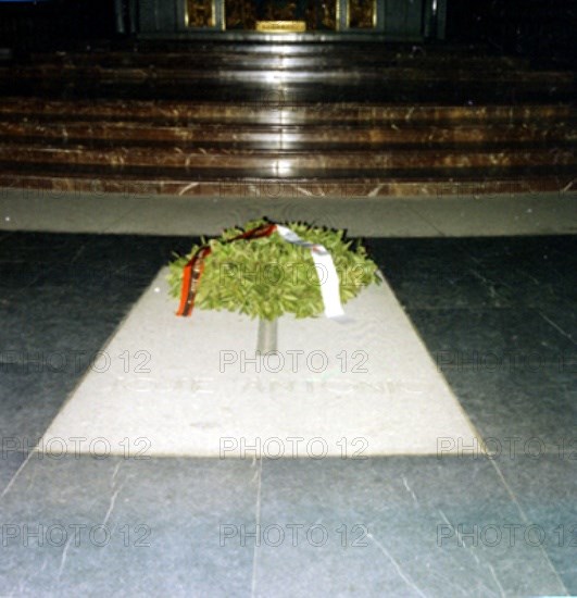 TUMBA DE JOSE ANTONIO
CUELGAMUROS, VALLE DE LOS CAIDOS
MADRID