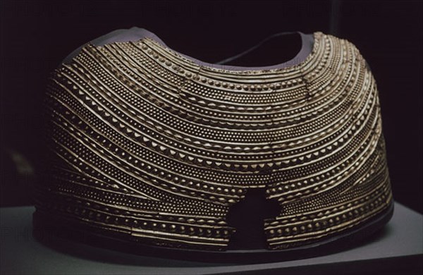 MANTO DE ORO ENCONTRADO EN EL NORESTE DE GALES - PIEZA CEREMONIAL PREHISTORICA - 1900-1600 AC
LONDRES, BRITISH MUSEUM
INGLATERRA

This image is not downloadable. Contact us for the high res.