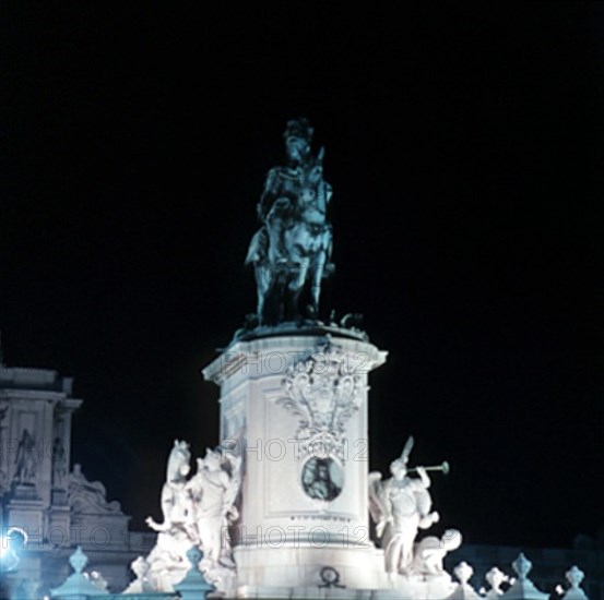 MACHADO CASTRO
PLAZA COMERCIO-MONUMENTO JOSE I - NOCTURNO
LISBOA, EXTERIOR
PORTUGAL