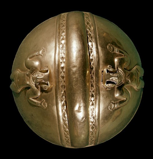 TESORO DE LOS QUIMBAYAS - CASCO DE ORO DECORADO CON FIGURAS FEMENINAS - COLOMBIA - 200-1000 DC
MADRID, MUSEO DE AMERICA
MADRID