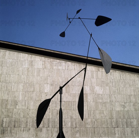 CALDER ALEXANDER 1898/1976
EXTERIOR-ESCULTURA EN LOS JARDINES DE CALDER
PARIS, UNESCO
FRANCIA