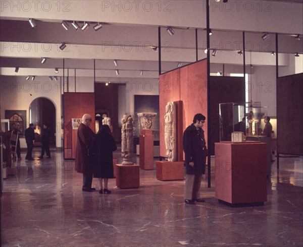 Salle d'exposition avec entrées