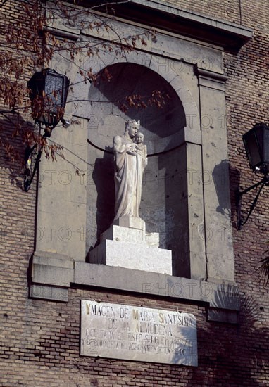 Une image de la Vierge de l'Almudena dans une niche dans un muraille