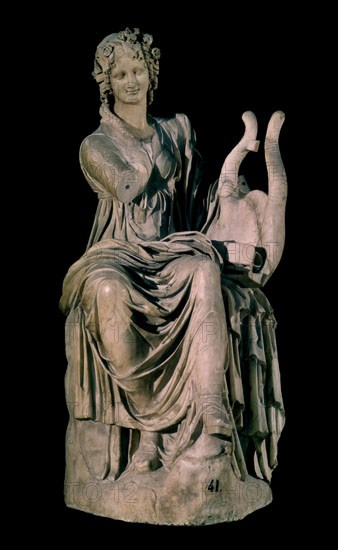 Ecole de Praxiteles, Sculpture de Terpsichore en blanc marbre fin lavé.