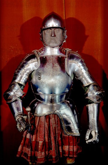 ARMADURA DE CARLOS V CON CABALLERO DE SANTIAGO GRABADO EN EL PETO
MADRID, ARMERIA REAL
MADRID