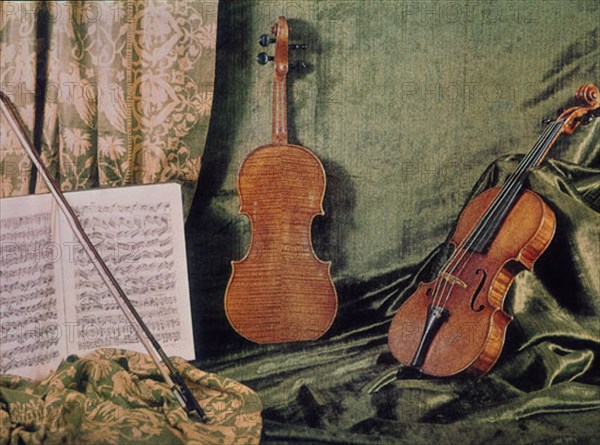 STRADIVARIUS
VIOLINES DE 1694 (STRADIVARIUS)
NUEVA YORK, MUSEO METROPOLITANO
EEUU