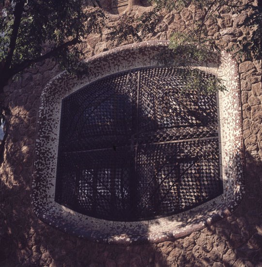 GAUDI ANTONI 1852-1926
VENTANA CON REJA-TRABAJO DE FORJA
BARCELONA, PARQUE GÜELL
BARCELONA